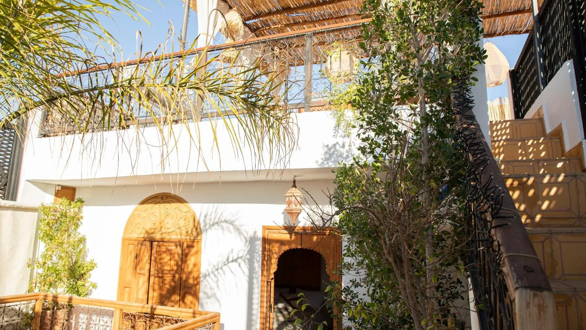 Riad Naejma Privatisation, 2 Bassins contacts